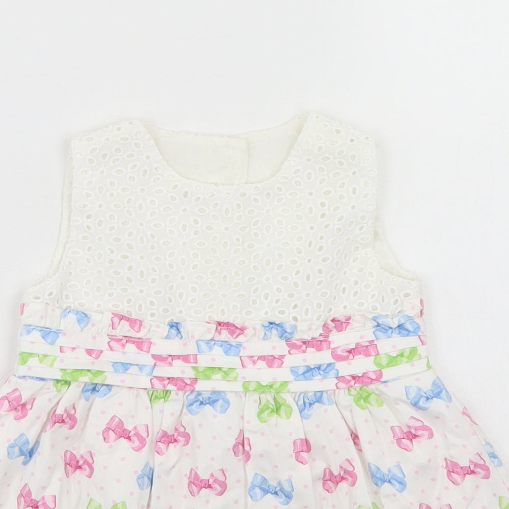 Preworn Girls White Geometric  A-Line  Size 9-12 Months