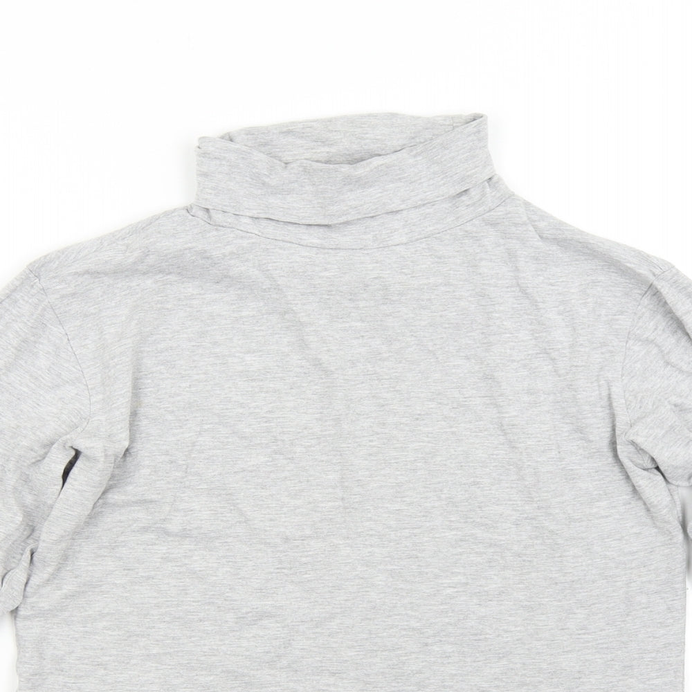 Close-up detail of Up Fashion women’s grey basic t-shirt, size XL