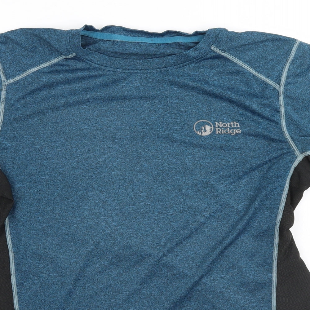Close-up detail of North Ridge men’s blue basic t-shirt