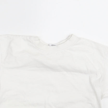 Close-up detail of Banner boys’ white basic t-shirt, size 9-10, years