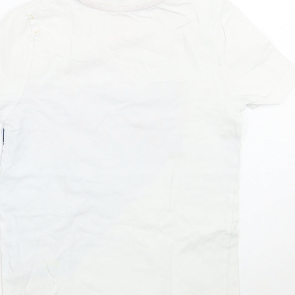 Brand and care label for F&F boys’ white basic t-shirt, size 7, years