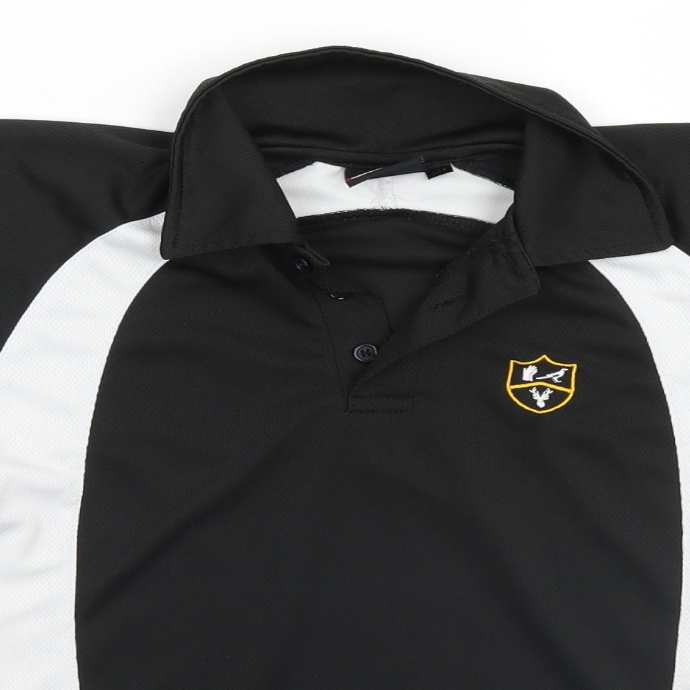 Close-up detail of AKOA men’s black basic polo