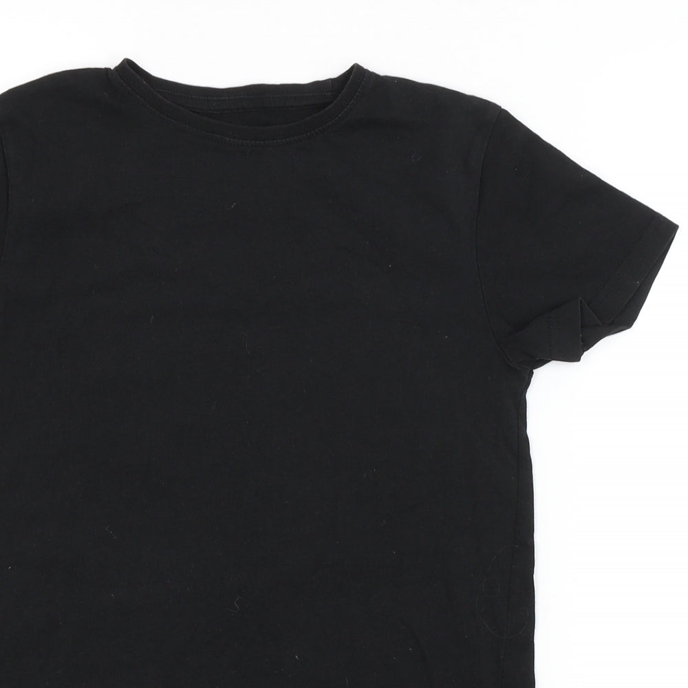 Close-up detail of OUTLAWS boys’ black basic t-shirt, size 11-12, years