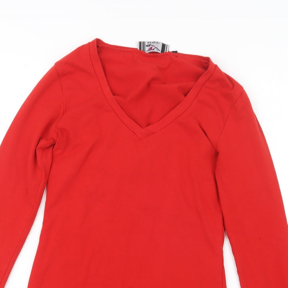 Close-up detail of YLondon women’s red basic t-shirt, size S