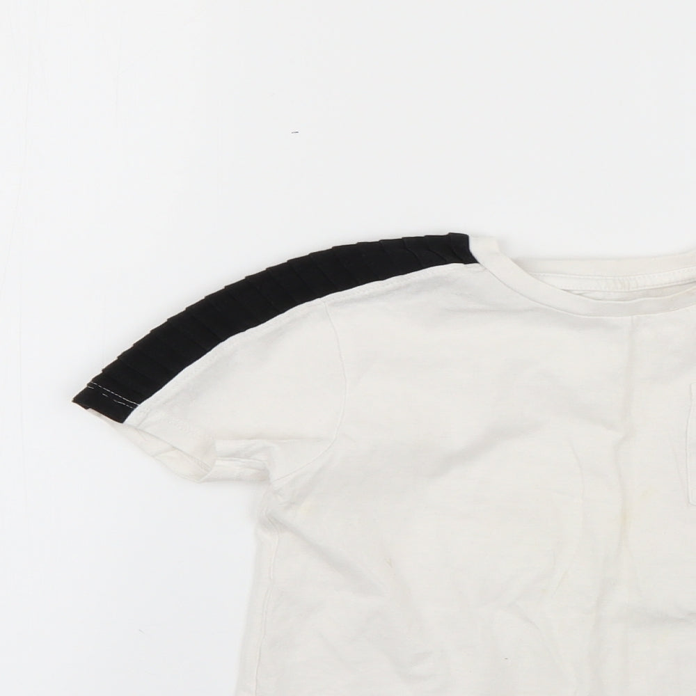 Close-up detail of Pep&Co boys’ white basic t-shirt, size 7-8, years