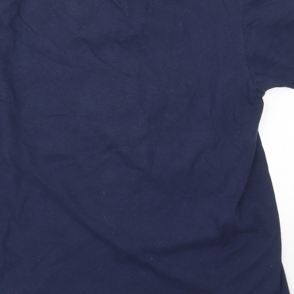 Brand and care label for Gildan boys’ blue geometric basic t-shirt, size M
