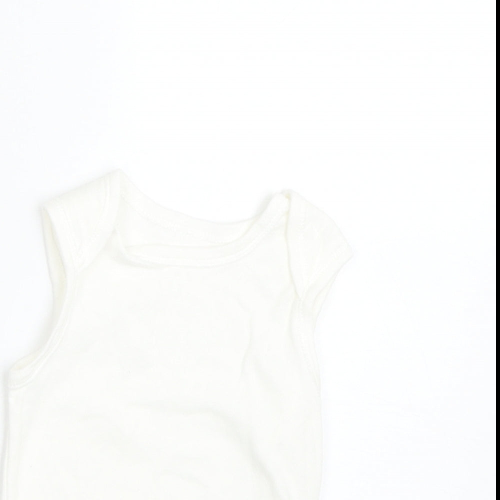 Close-up detail of Primark Baby White Basic T-Shirt, size 0-3, Months