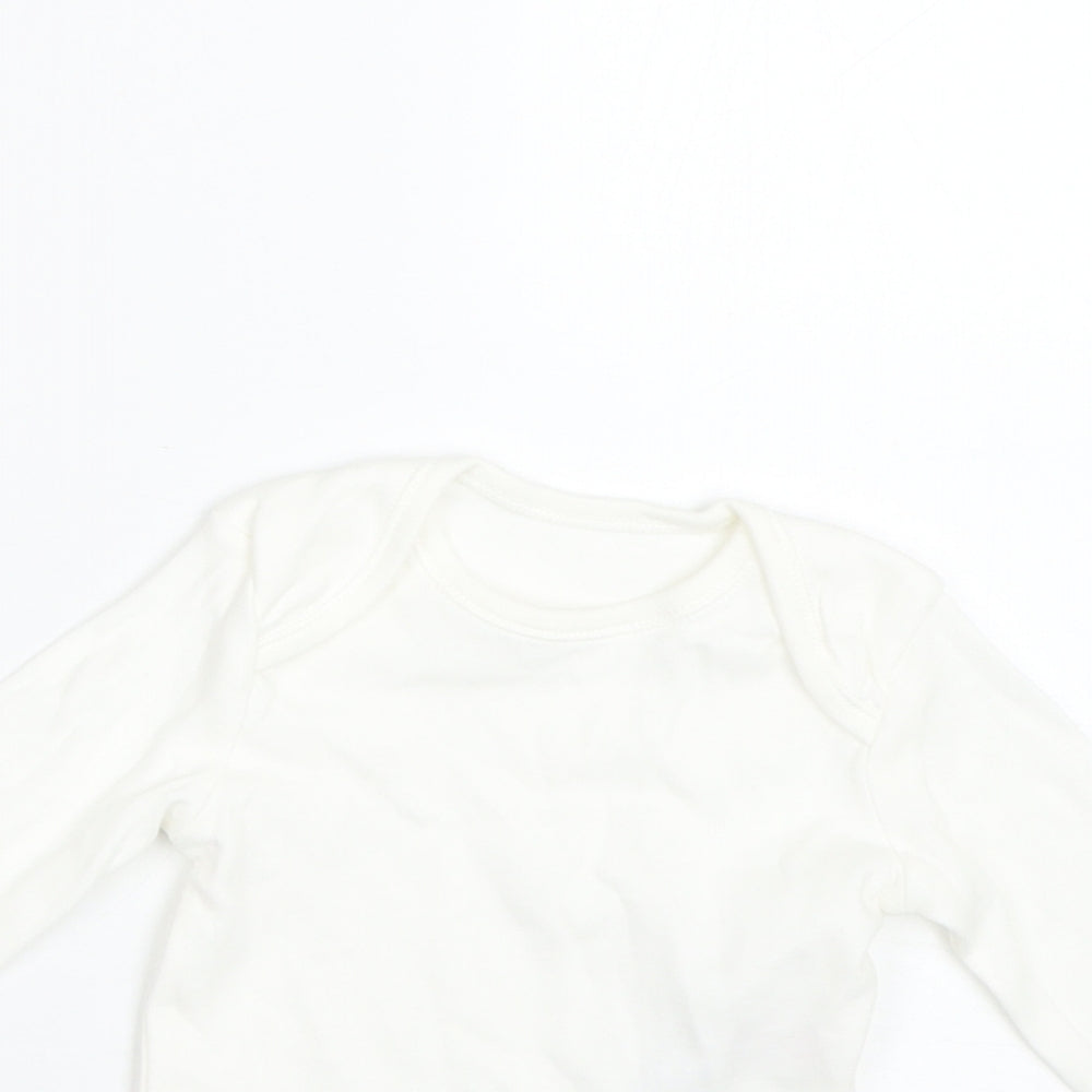 Close-up detail of Primark Baby White Basic T-Shirt, size 0-3, Months