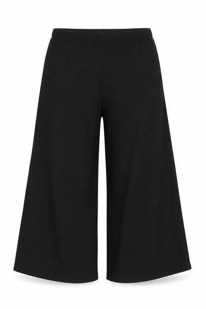 Front view of Boohoo women’s black cropped trousers, size UK 8, 20-inch leg