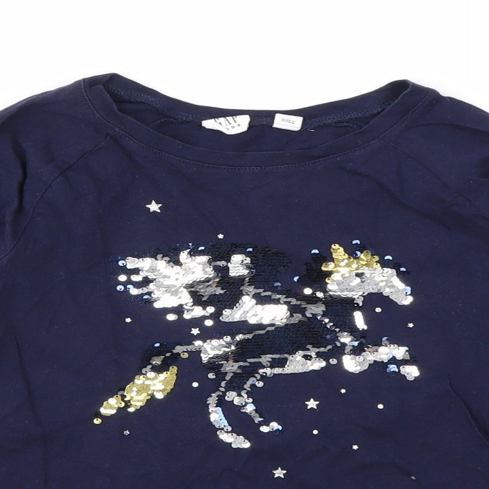 Close-up detail of Gap girls’ blue geometric basic t-shirt, size S