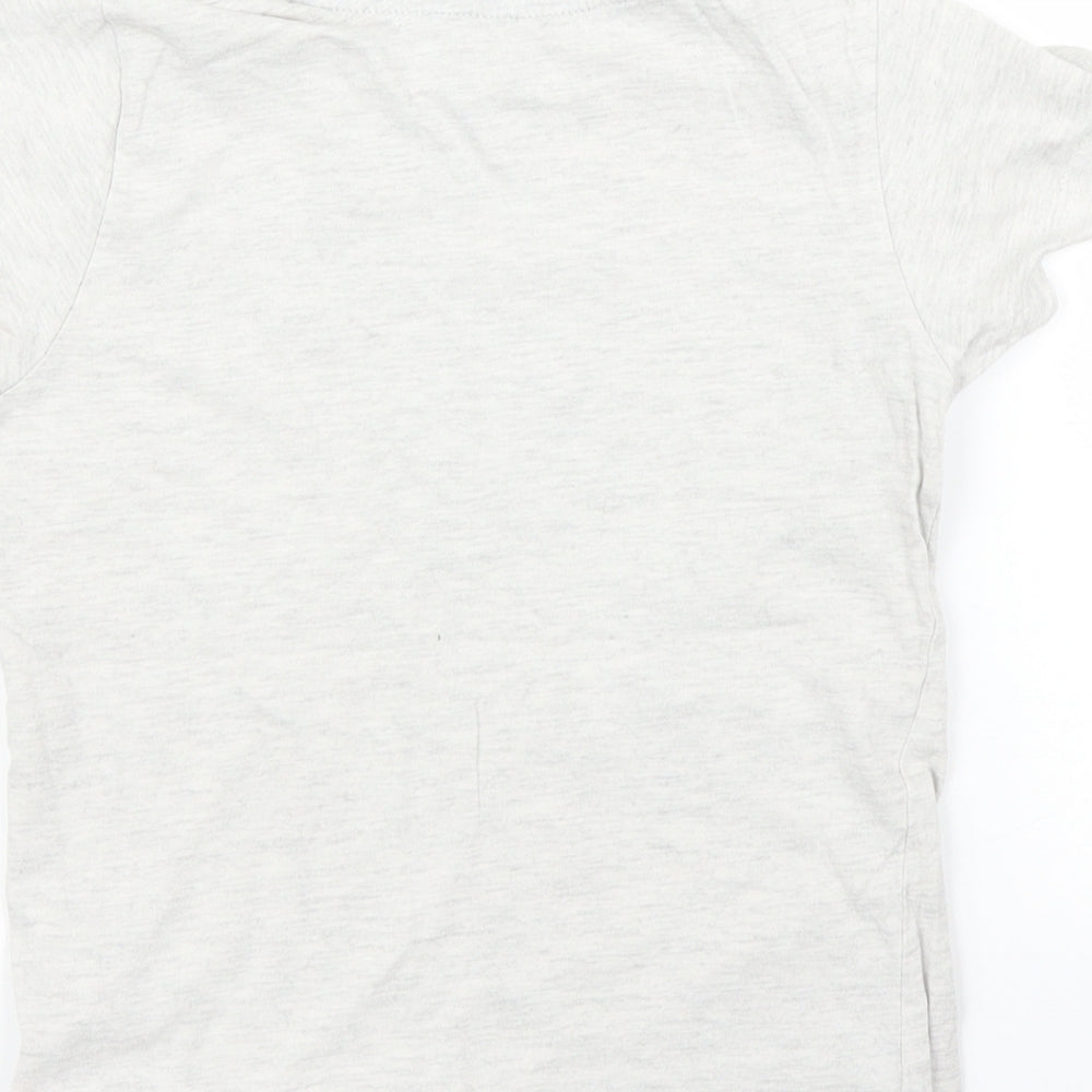 Brand and care label for Primark boys’ beige rayon basic t-shirt, size 5, years