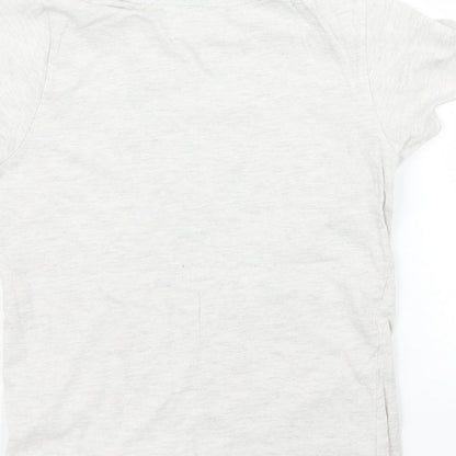 Brand and care label for Primark boys’ beige rayon basic t-shirt, size 5, years