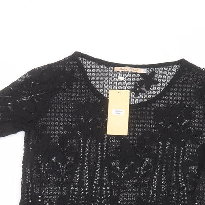 Close-up detail of Melya Melody women’s black basic t-shirt, size M