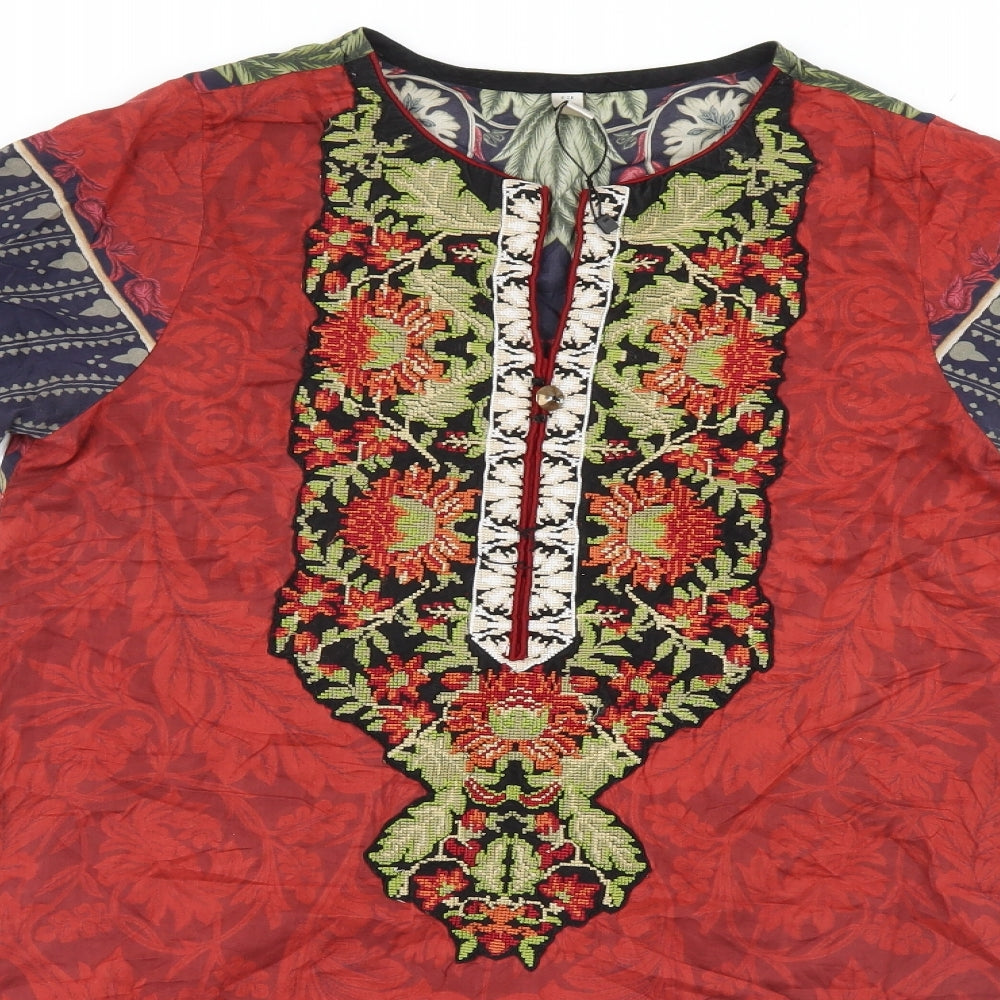 Close-up detail of Urban Outfitters women’s multicoloured floral basic t-shirt, size S