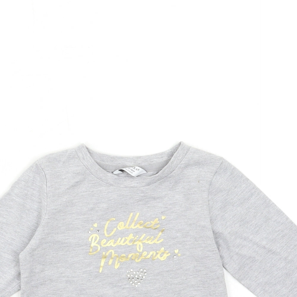 Close-up detail of Primark boys’ grey basic t-shirt, size 4-5, years