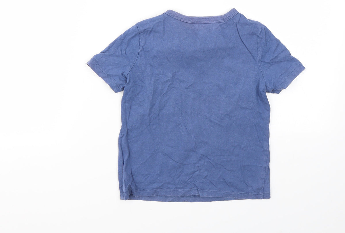 Back view of Gap boys’ blue geometric basic t-shirt, size XS