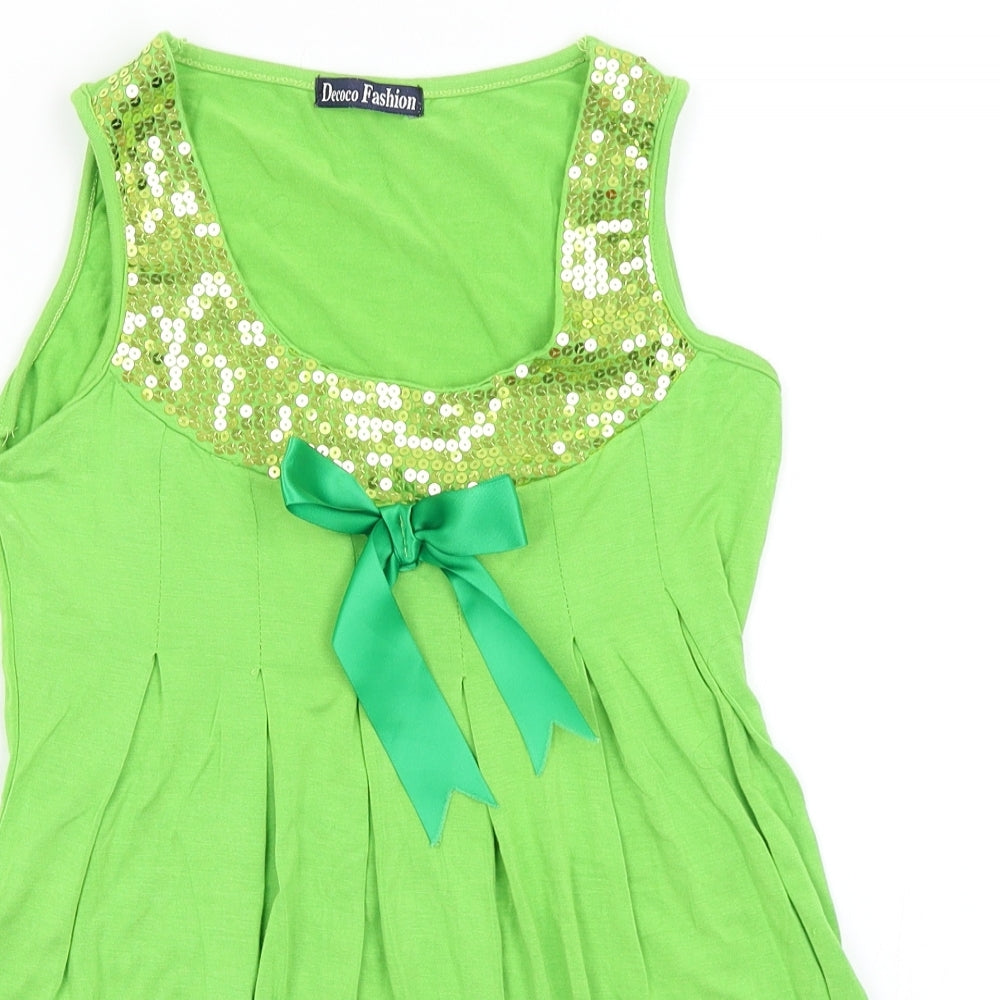 Close-up detail of Decoco Fashion women’s green basic tank, size M