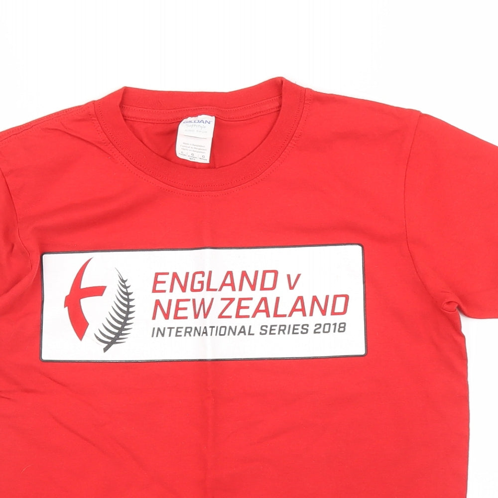 Close-up detail of Gildan boys’ red basic t-shirt, size 10, years