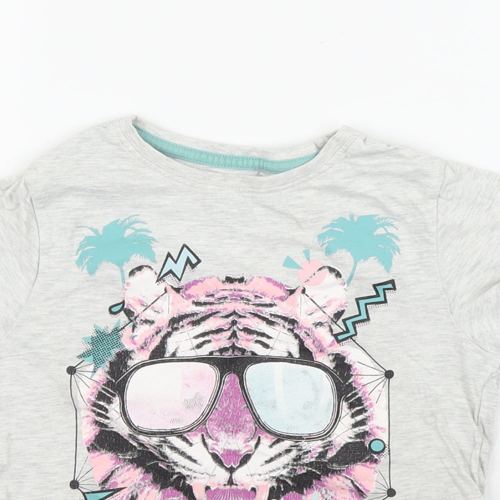 Close-up detail of Tu boys’ grey basic t-shirt, size 5, years