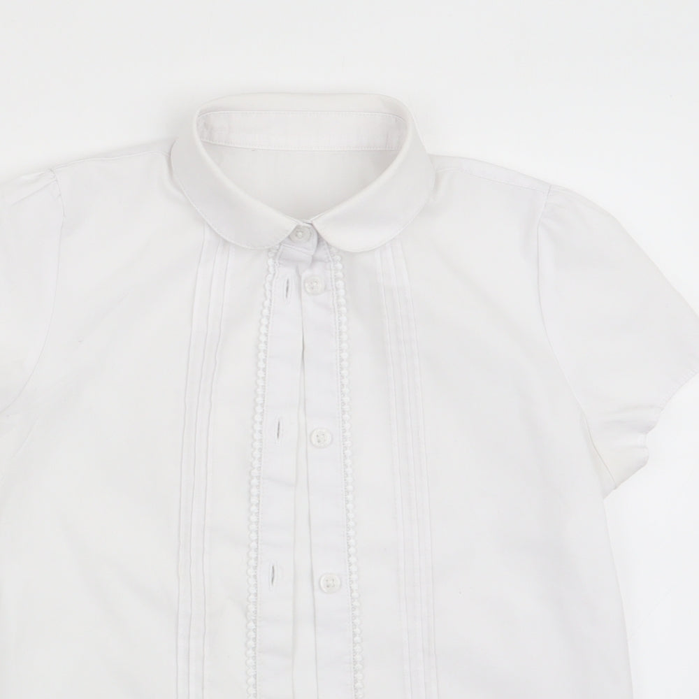 Close-up detail of F&F girls’ white basic button-up, size 8-9, years