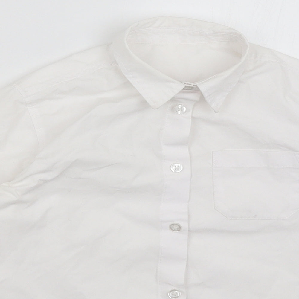 Close-up detail of Pep&Co boys’ white basic button-up, size 8-9, years