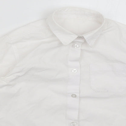 Close-up detail of Pep&Co boys’ white basic button-up, size 8-9, years