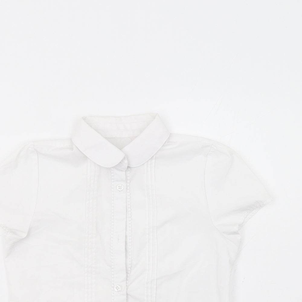 Close-up detail of F&F girls’ white basic button-up, size 9-10, years