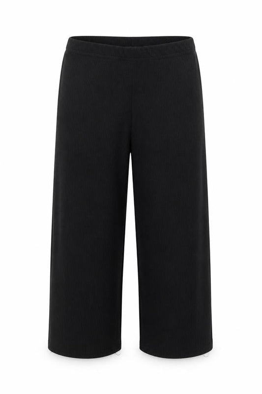 Front view of PRETTYLITTLETHING women’s black cropped leggings, size UK 6, 14-inch leg