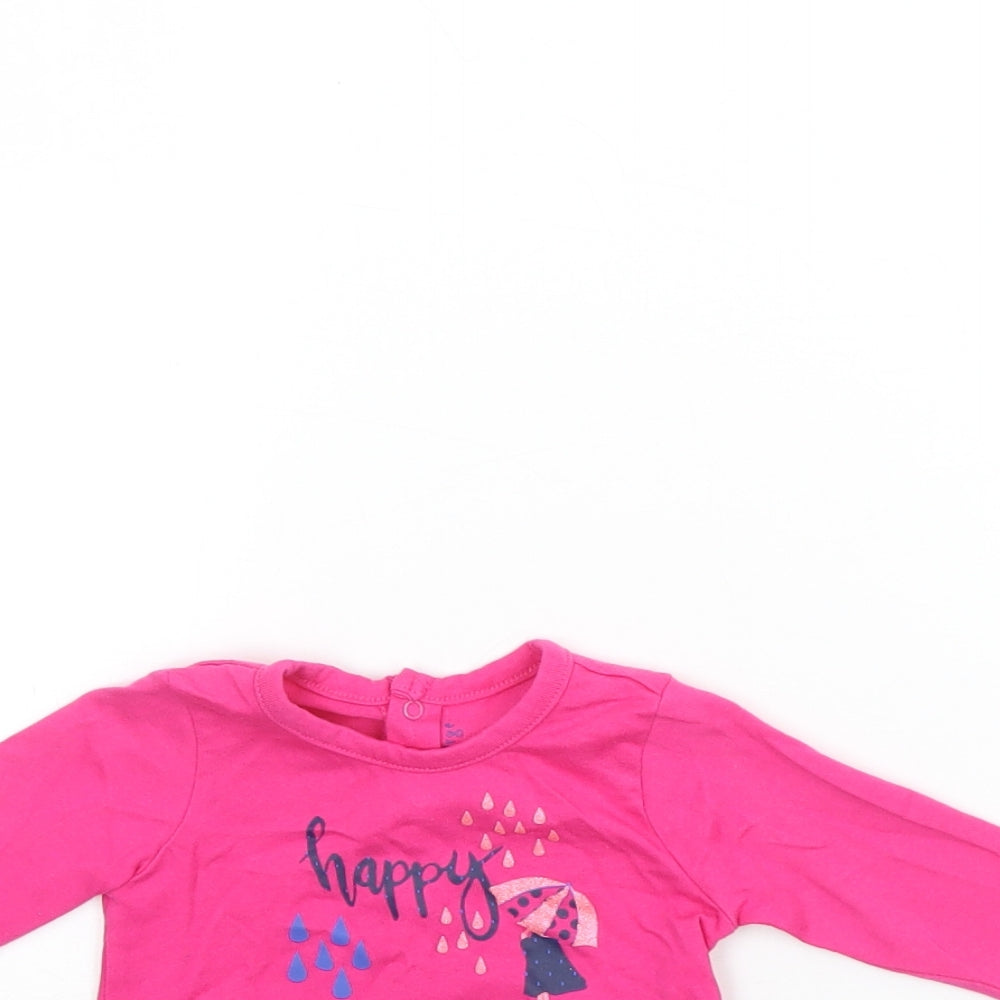 Close-up detail of Sucre d'Orge girls’ pink basic t-shirt, size 3-6, months