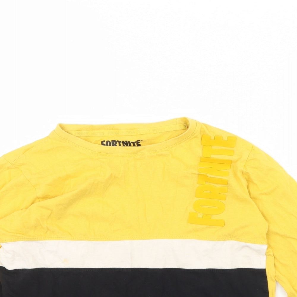 Close-up detail of Fortnite boys’ yellow basic t-shirt, size M, - fortnite