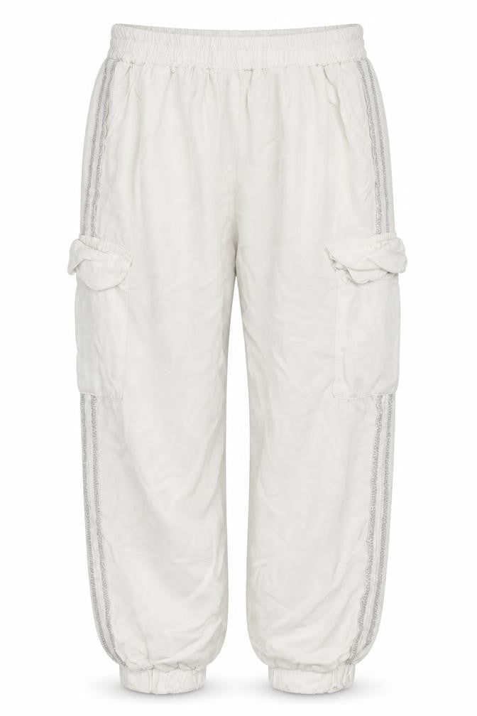 Front view of Preworn women’s white cargo trousers, size UK 24, in, 23.5-inch leg