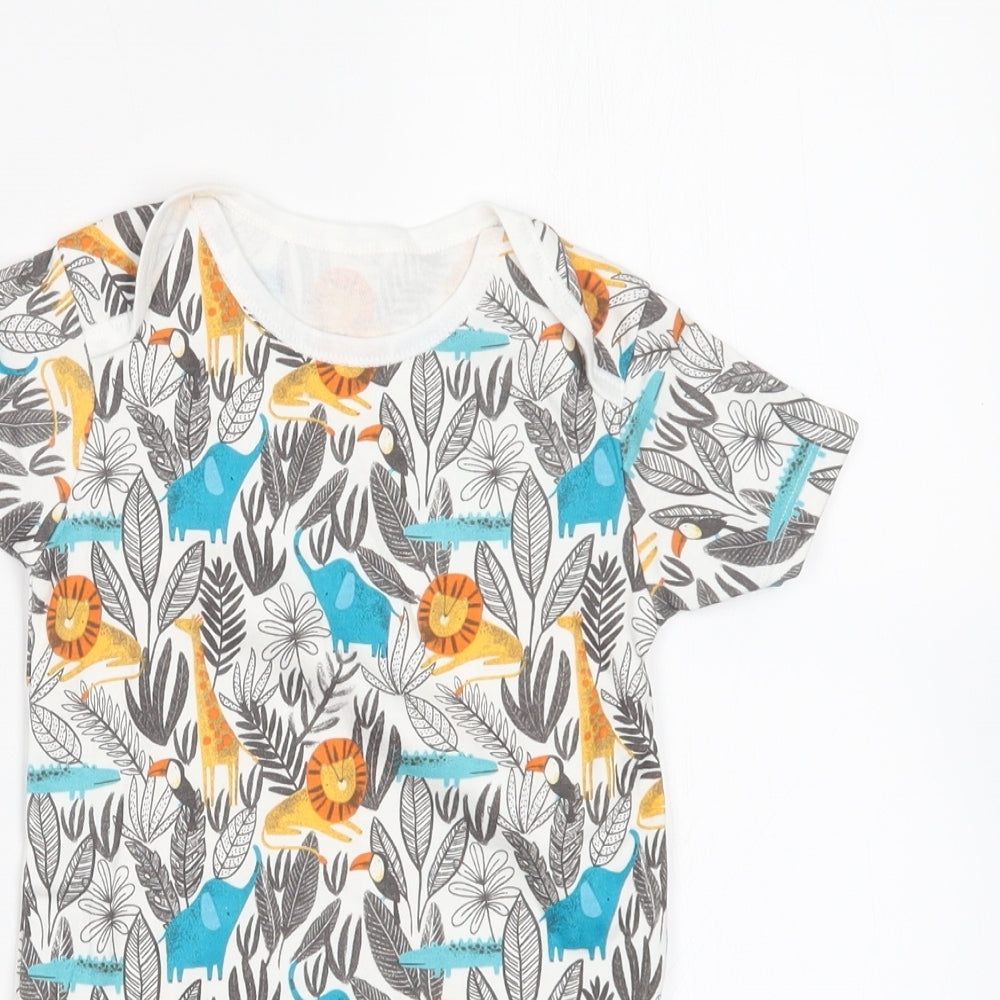 Close-up detail of Tu boys’ white geometric basic t-shirt, size 2-3, years
