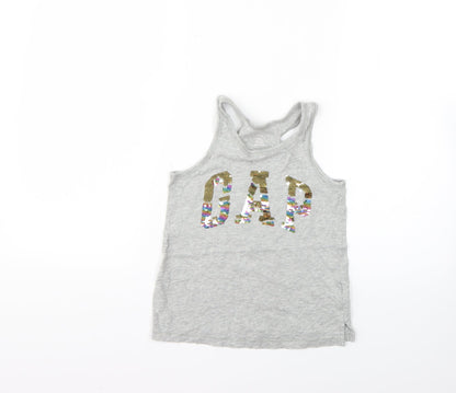 Front view of Gap girls’ grey basic t-shirt, size 6-7, years