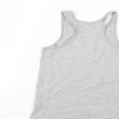 Brand and care label for Gap girls’ grey basic t-shirt, size 6-7, years
