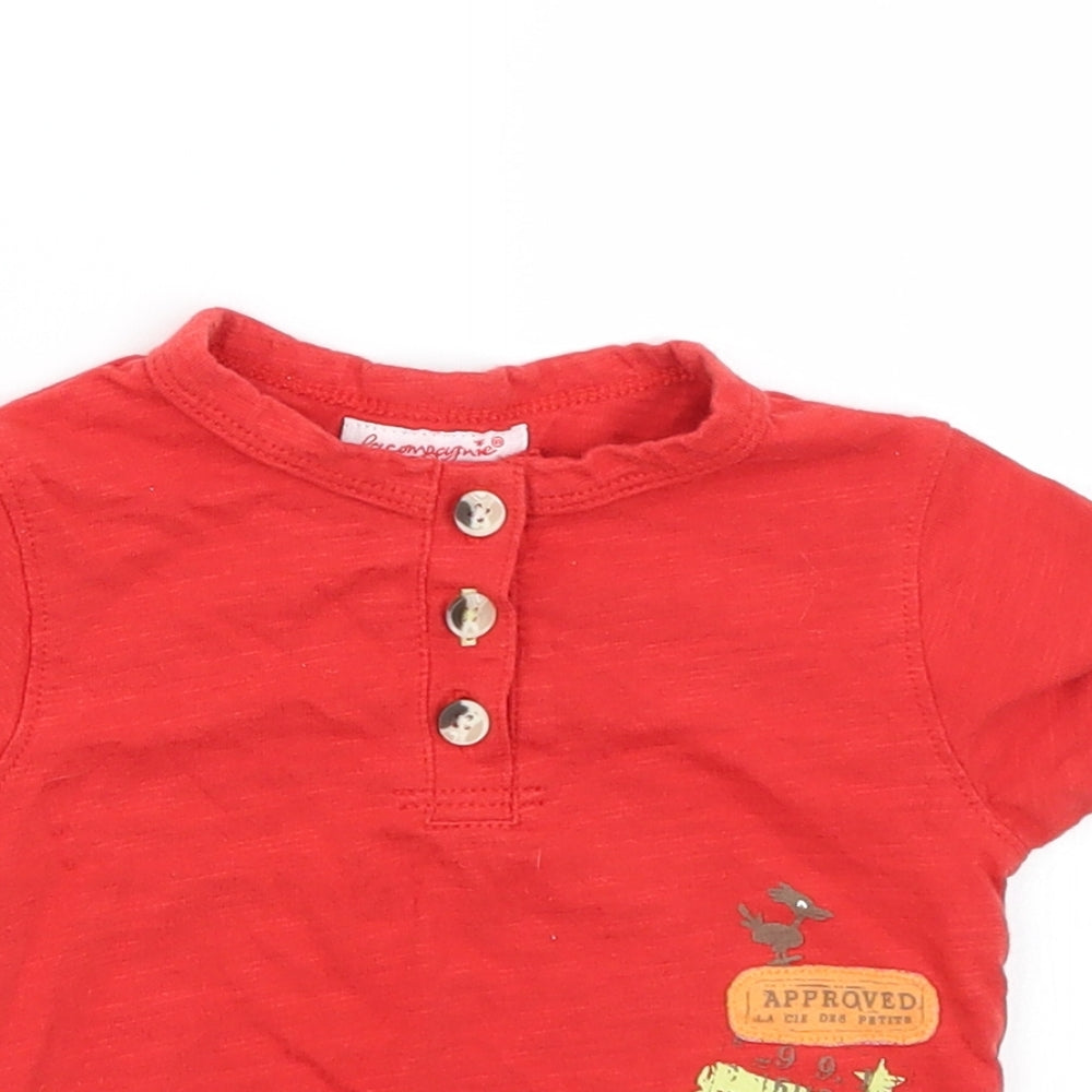 Close-up detail of La Compagnie des Petits Baby Red Basic T-Shirt, size 12, Months