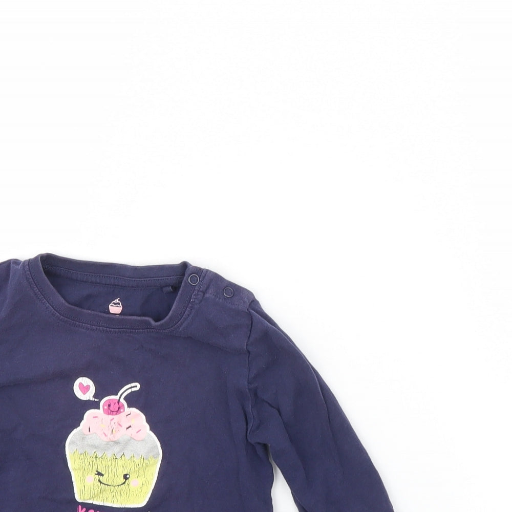 Close-up detail of Lulipu girls’ blue basic t-shirt, size 12, months
