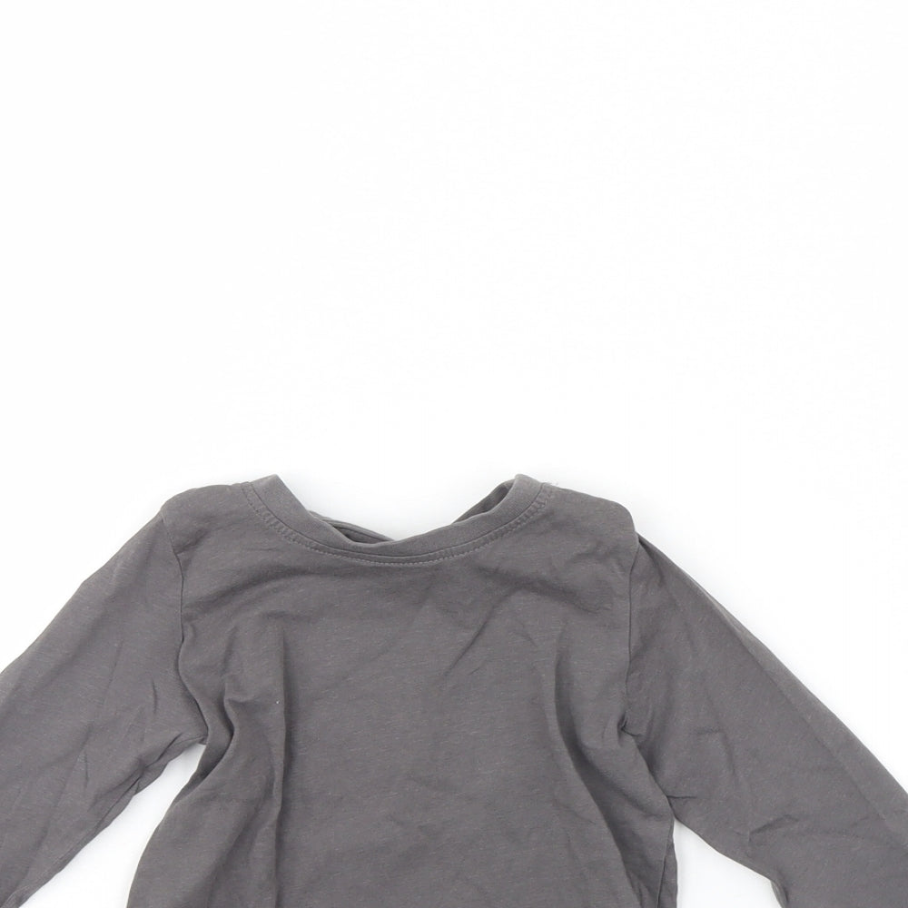 Close-up detail of Lulipu Baby Grey Basic T-Shirt, size 12, Months