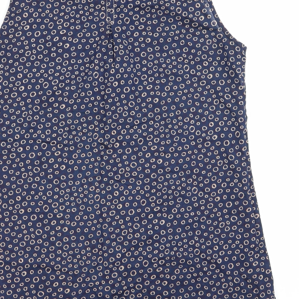 Brand and care label for kind women’s blue geometric basic button-up, size XL
