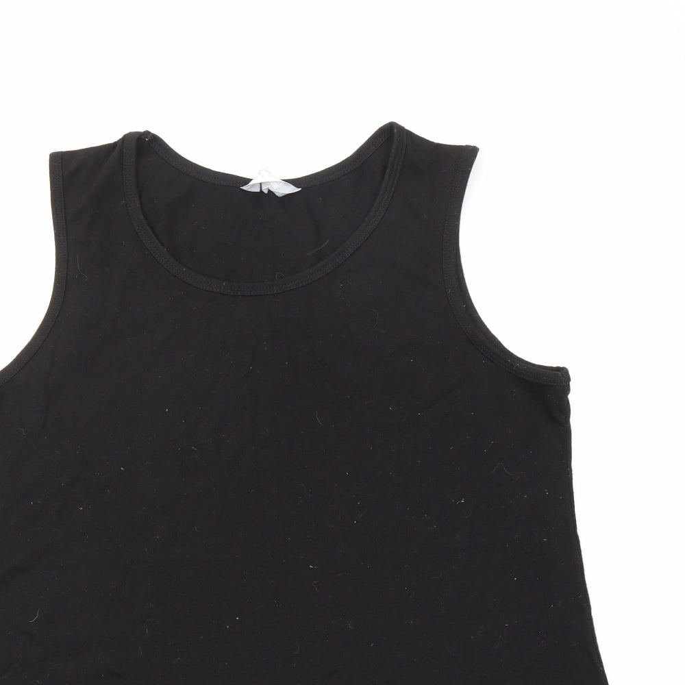 Close-up detail of Capsule LESIURE women’s black basic t-shirt, size UK 14