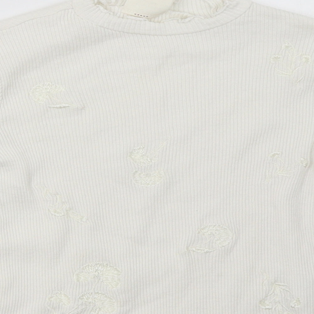 Close-up detail of Zara girls’ white pullover sweatshirt, size 6, years