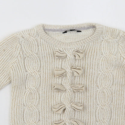Close-up detail of Star girls’ white pullover sweatshirt, size 5-6, years
