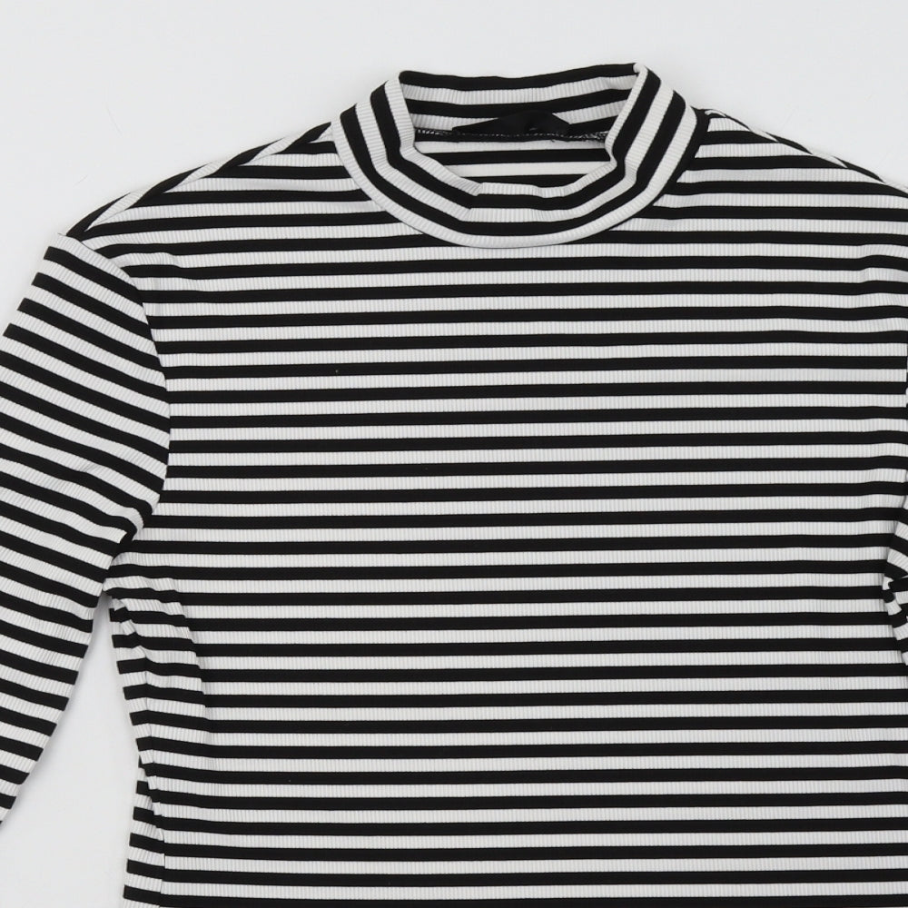 Close-up detail of shain women’s white striped pullover sweatshirt, size L