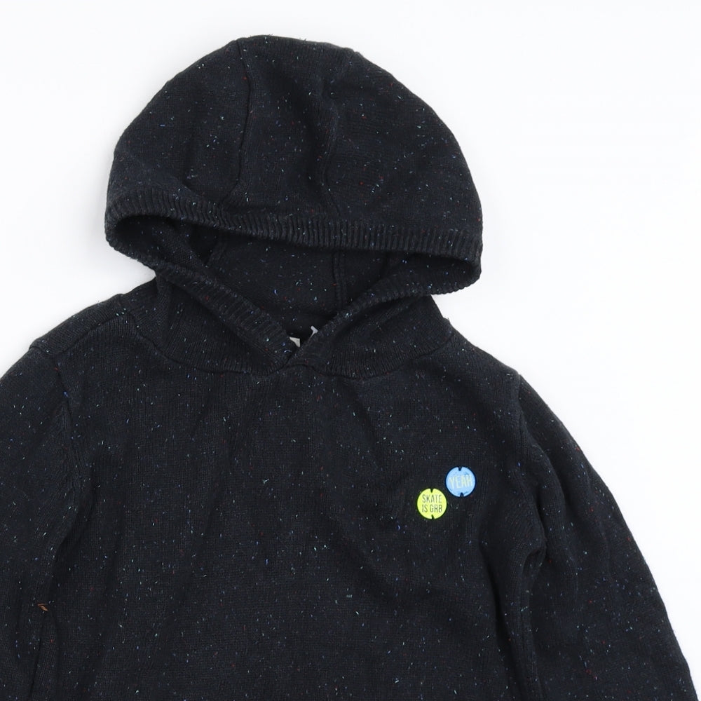 Close-up detail of RESERVED boys’ grey pullover hoodie, size 8, years
