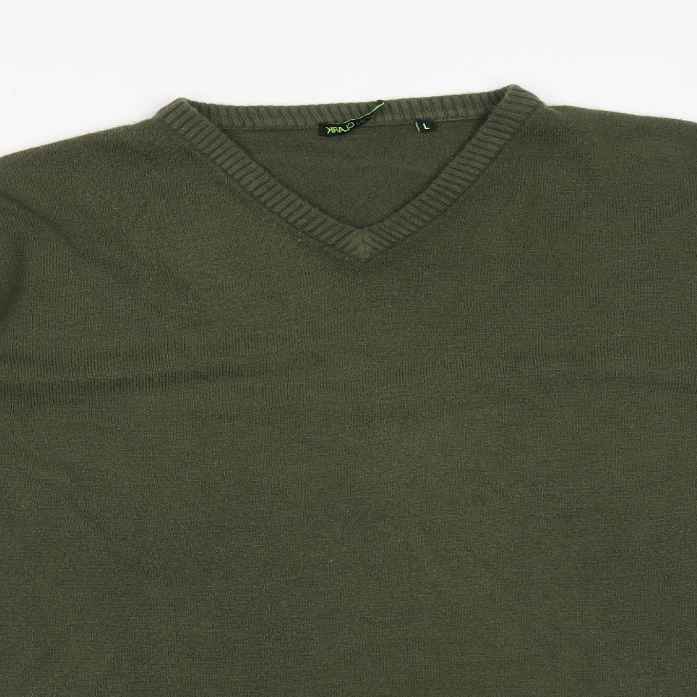 Close-up detail of SIMON CLARK men’s green acrylic pullover sweatshirt, size L