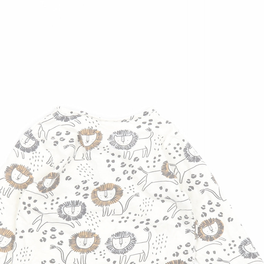 Close-up detail of Tu boys’ white cotton basic t-shirt, size 12, years round neck