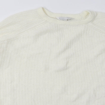 Close-up detail of amara reya women’s white acrylic pullover sweatshirt, size XL, pullover