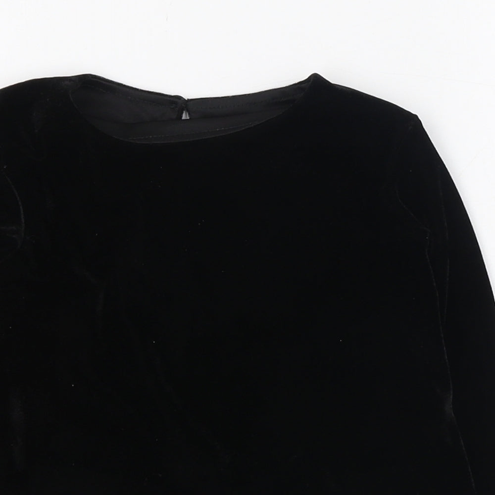 Close-up detail of Dunnes girls’ black polyester basic t-shirt, size 5, years round neck button