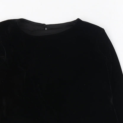 Close-up detail of Dunnes girls’ black polyester basic t-shirt, size 5, years round neck button
