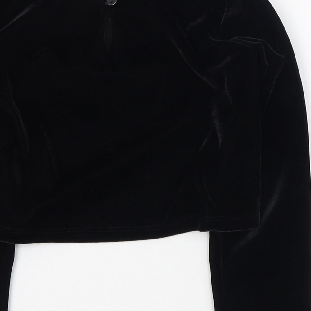 Brand and care label for Dunnes girls’ black polyester basic t-shirt, size 5, years round neck button
