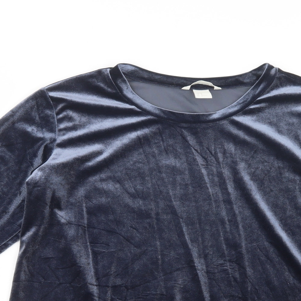 Close-up detail of H&M women’s blue polyester top lounge set, size M, - maternity